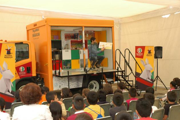 Benny Ibarra  leyó ante más de 200 niños en el móvil de Palabras Mágicas