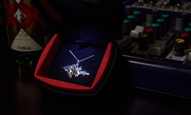 Dos Equis transforma sus icónicas botellas verdes en    una colección exclusiva de joyas