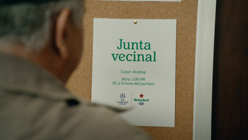 De la incomodidad de tocar la puerta a gritar un gol juntos: Heineken une a vecinos en México alrededor de la Champions League.